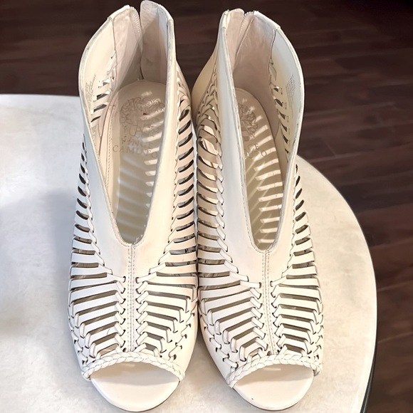 Vince Camuto Cutout Peep Toe Off White Leather Booties 3.75” Heels Size 7 M - Picture 4 of 9